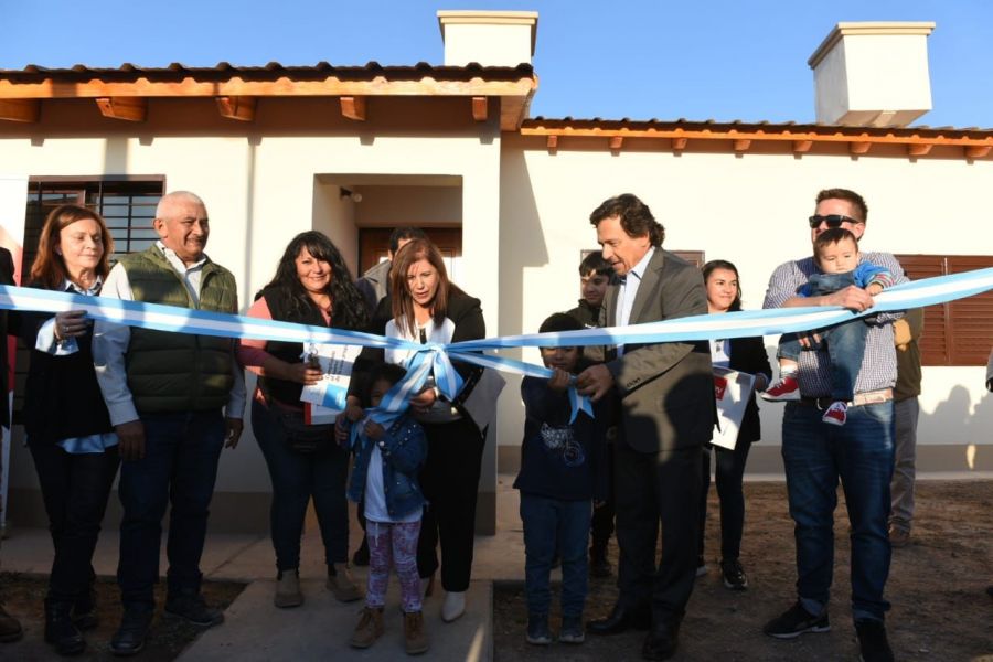 En Cerrillos, el gobernador Sáenz entregó las llaves de sus casas a 300 nuevos propietarios