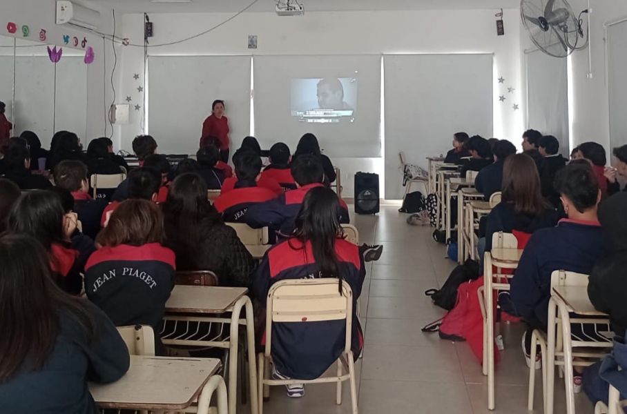 La Agencia Antidrogas realizó un taller de sensibilización sobre el consumo de drogas en el Instituto Jean Piaget