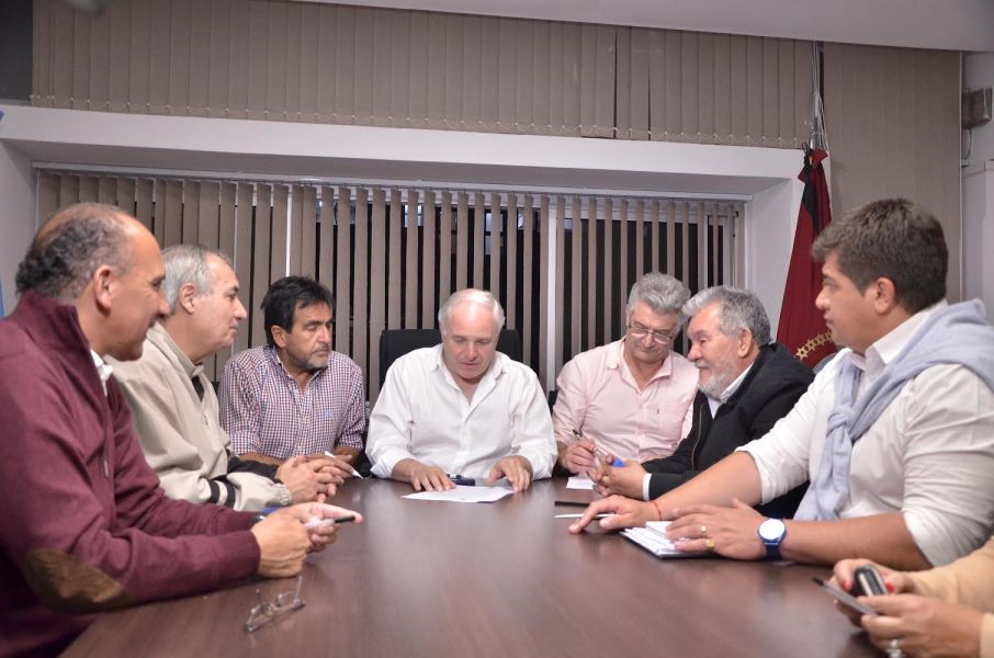 El Gobierno acordó con los gremios un aumento de 15% a cobrar el sábado además de una asignación extraordinaria