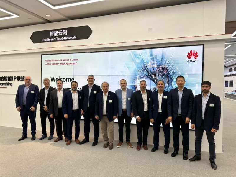 El ministro Villada junto a representantes de la firma Huawei.