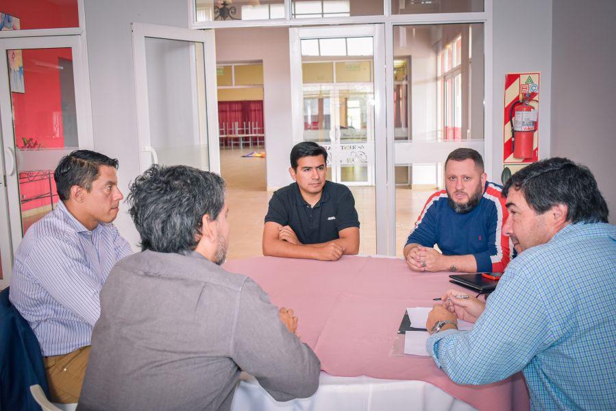 Coordinan acciones para mantener la actividad productiva de la refinería de Campo Durán