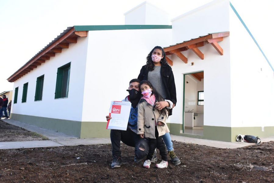 Entrega de viviendas en Campo Quijano