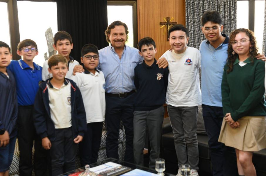 El gobernador Sáenz recibió a los estudiantes salteños que representarán a Salta en el mundial de Robótica