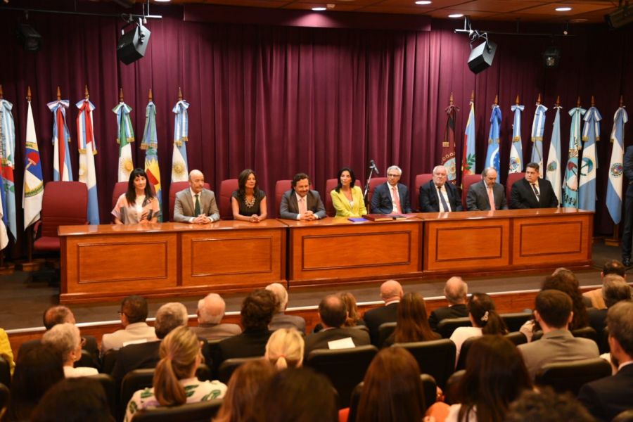 El gobernador Sáenz participó en el acto de jura de María Nallim como jueza de la Corte