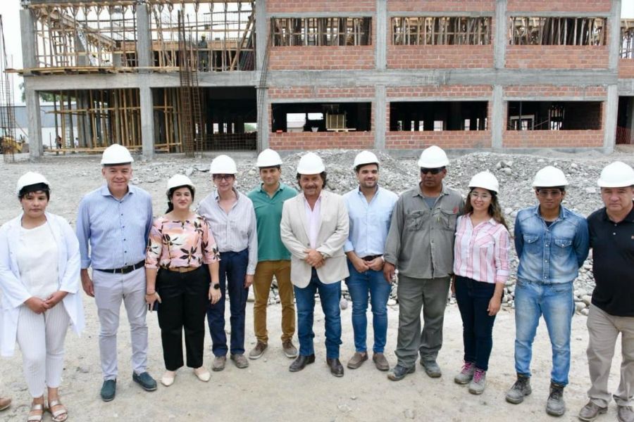 Orán: Gustavo Sáenz entregó equipamiento al hospital cabecera y recorrió obras