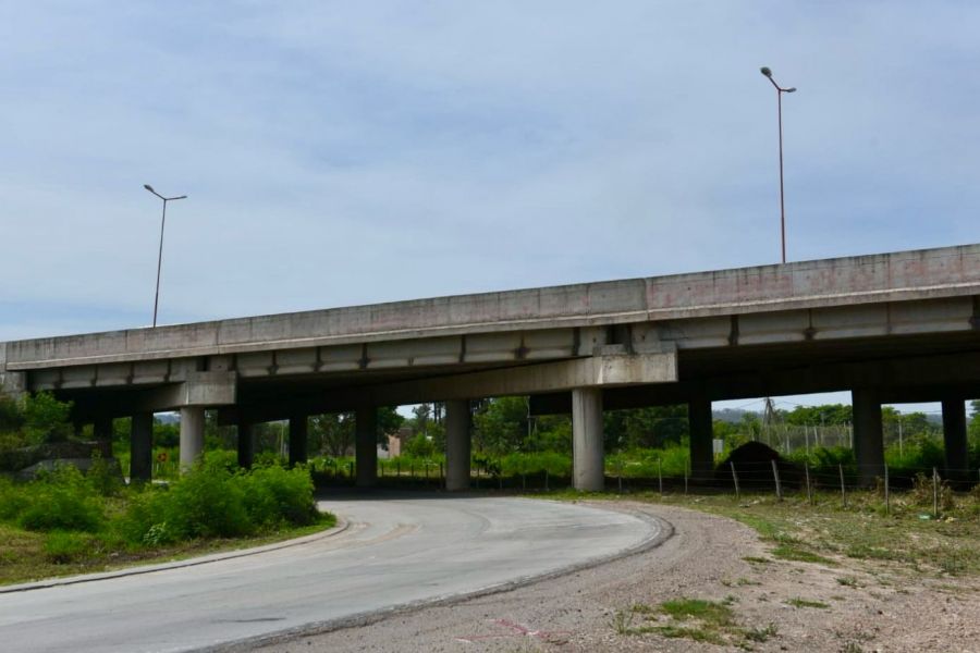 El nuevo puente sobre la ruta 50 brindará seguridad vial a la localidad de Hipólito Yrigoyen.