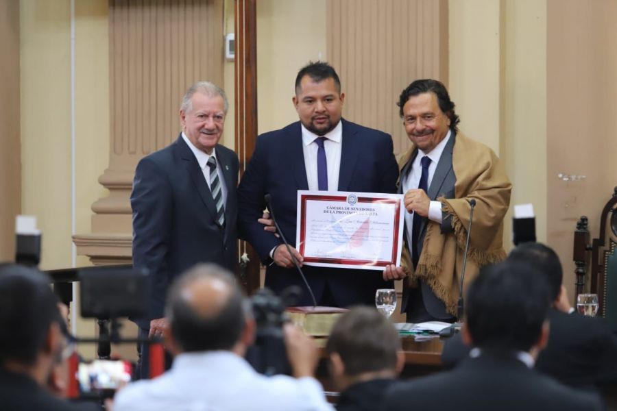 El gobernador Sáenz participó de la asunción de los senadores provinciales.