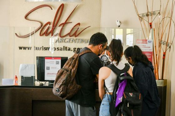 Turistas en Salta consultan destinos.