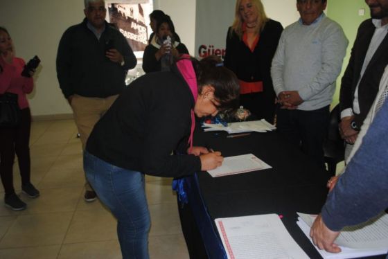 Entrega y firma de escrituras para la regularización dominial en General Güemes