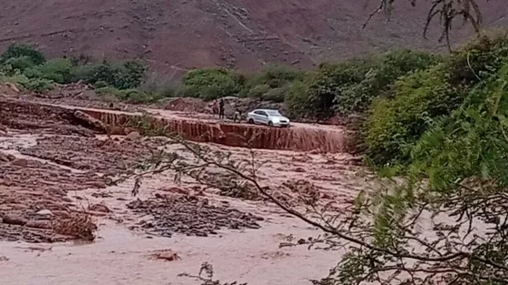 La Policía rescató a tres personas en el arroyo Santa Bárbara