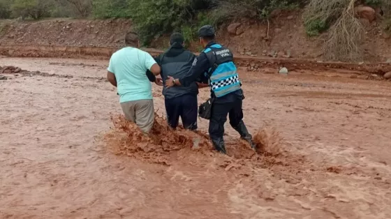 La Policía rescató a tres personas en el arroyo Santa Bárbara