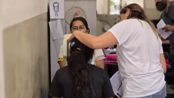 El Gobierno provincial fortalece las políticas públicas de salud visual con entrega gratuita de anteojos
