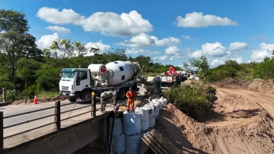 Continúan los trabajos de protección del puente de la RP 5 sobre el arroyo Las Hacheras