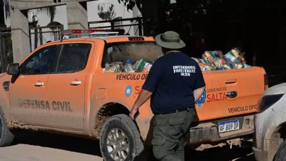 Sáenz supervisó el operativo integral de asistencia aérea, terrestre y fluvial por la crecida del río Bermejo