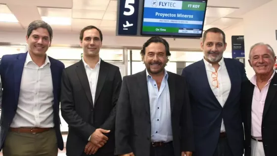 Sáenz destacó la inversión privada y el crecimiento minero en la presentación del avión Dash 8-400 en Salta