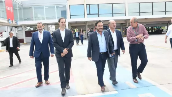 Sáenz destacó la inversión privada y el crecimiento minero en la presentación del avión Dash 8-400 en Salta