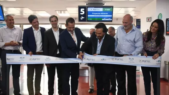 Sáenz destacó la inversión privada y el crecimiento minero en la presentación del avión Dash 8-400 en Salta