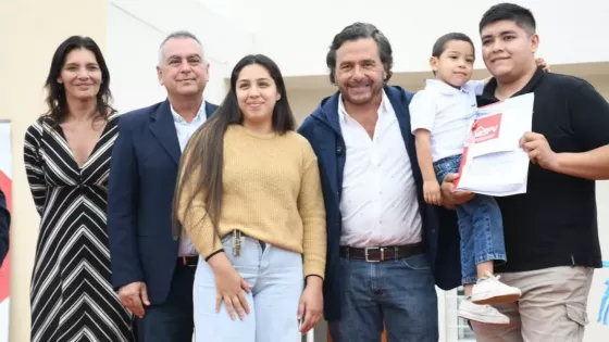 En Apolinario Saravia, el Gobernador encabezó la entrega de 40 viviendas reactivadas con fondos provinciales