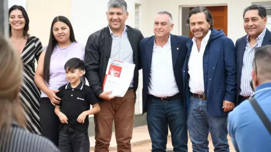 En Apolinario Saravia, el Gobernador encabezó la entrega de 40 viviendas reactivadas con fondos provinciales