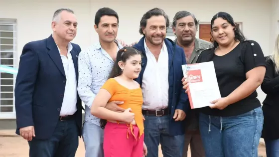 En Apolinario Saravia, el Gobernador encabezó la entrega de 40 viviendas reactivadas con fondos provinciales