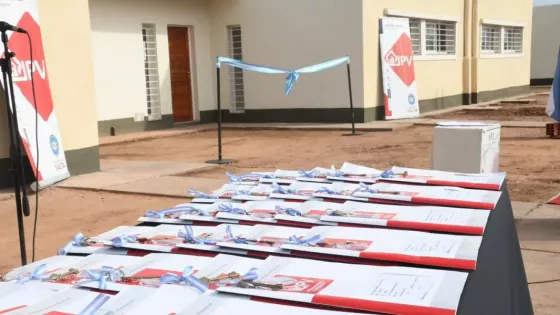 En Apolinario Saravia, el Gobernador encabezó la entrega de 40 viviendas reactivadas con fondos provinciales