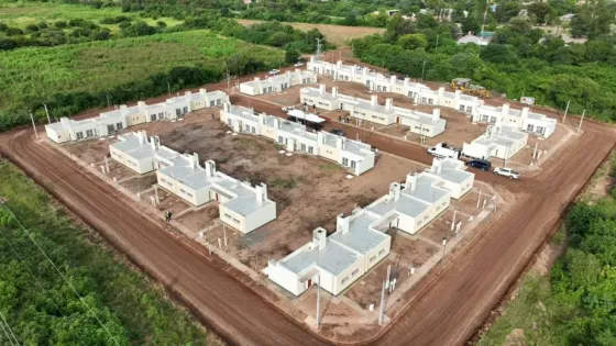 En Apolinario Saravia, el Gobernador encabezó la entrega de 40 viviendas reactivadas con fondos provinciales