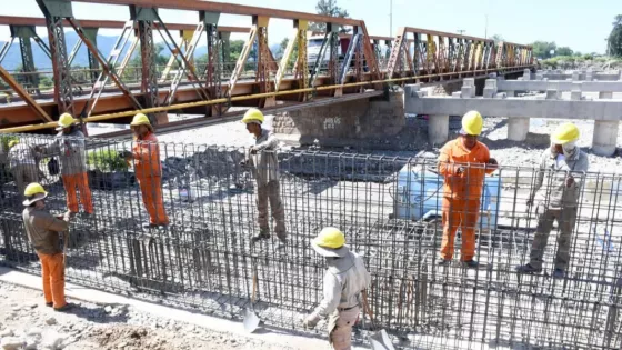 La próxima semana iniciará la colocación de vigas del primer puente sobre el río Vaqueros