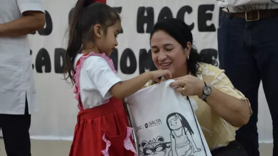 Continúa la entrega de más de 15 mil kits escolares en el interior provincial