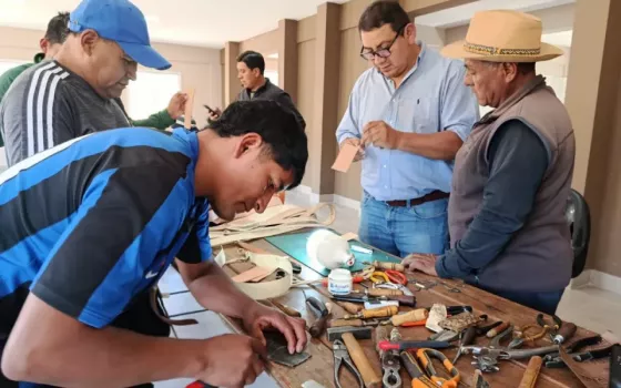 El Mercado Artesanal de Salta capacitó en soguería criolla a artesanos de Nazareno