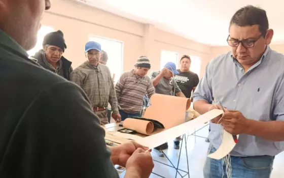 El Mercado Artesanal de Salta capacitó en soguería criolla a artesanos de Nazareno