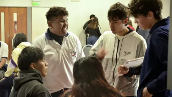Estudiantes secundarios dialogan ante las situaciones de amenazas en instituciones educativas