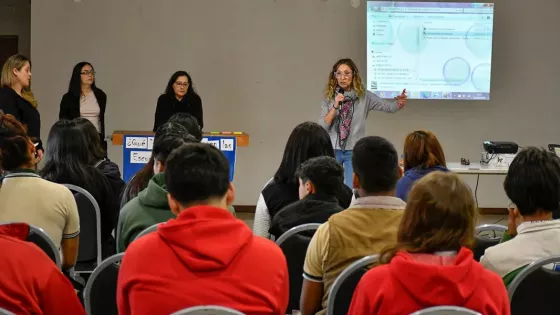 Estudiantes secundarios dialogan ante las situaciones de amenazas en instituciones educativas