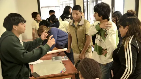 Estudiantes secundarios dialogan ante las situaciones de amenazas en instituciones educativas