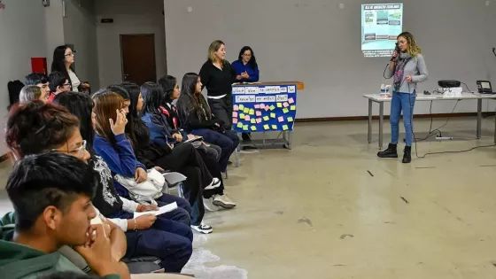 Estudiantes secundarios dialogan ante las situaciones de amenazas en instituciones educativas