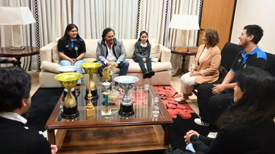 El Gobernador recibió a jóvenes ajedrecistas salteñas con trayectoria nacional e internacional en niveles de elite
