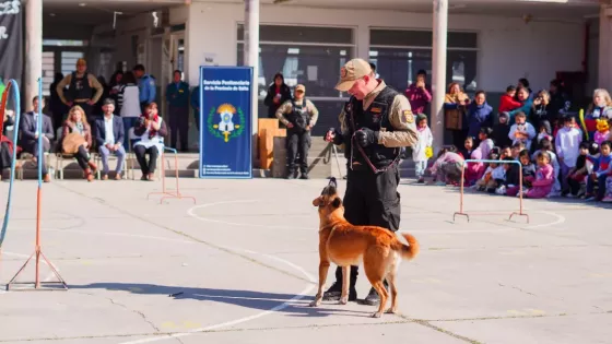 La División Canes del Servicio Penitenciario promovió el cuidado animal en una escuela de Atocha II