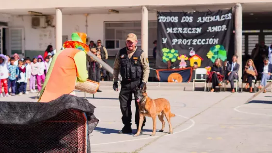 La División Canes del Servicio Penitenciario promovió el cuidado animal en una escuela de Atocha II