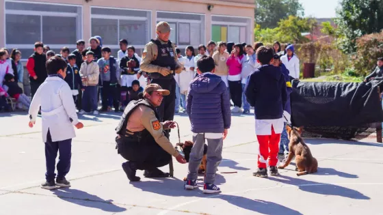 La División Canes del Servicio Penitenciario promovió el cuidado animal en una escuela de Atocha II