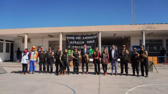 La División Canes del Servicio Penitenciario promovió el cuidado animal en una escuela de Atocha II