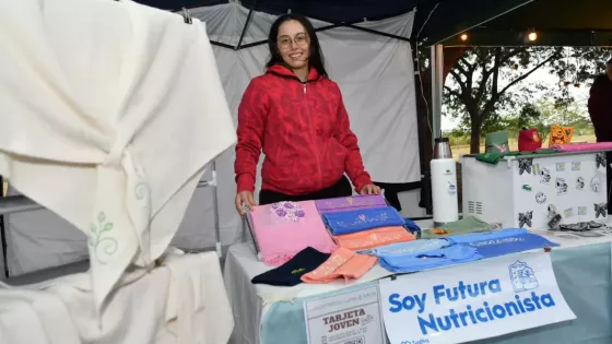 Sáenz reafirmó su apoyo a los jóvenes emprendedores en la feria “Futuros Egresados”