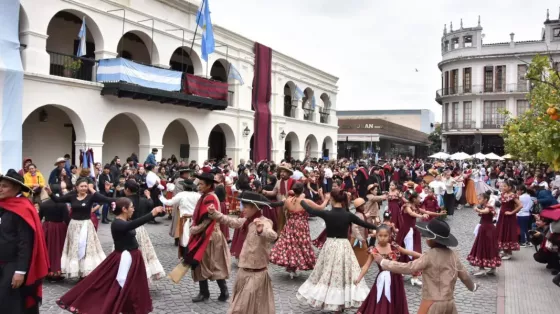 Gala, danza y tradición: multitudinaria convocatoria en las celebraciones del 25 de Mayo en Salta