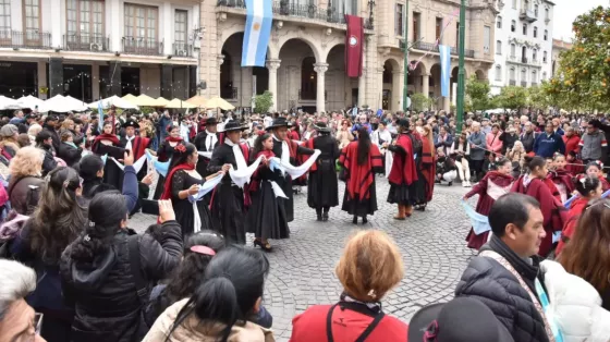 Gala, danza y tradición: multitudinaria convocatoria en las celebraciones del 25 de Mayo en Salta