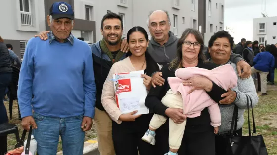 Sáenz entregó 48 departamentos financiados por la Provincia y ya superó las 4.500 viviendas adjudicadas