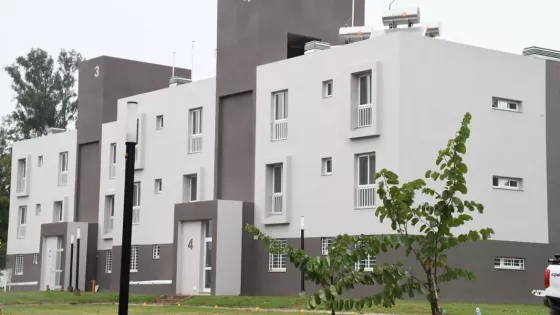 Sáenz entregó 48 departamentos financiados por la Provincia y ya superó las 4.500 viviendas adjudicadas