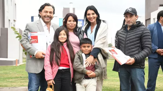 Sáenz entregó 48 departamentos financiados por la Provincia y ya superó las 4.500 viviendas adjudicadas