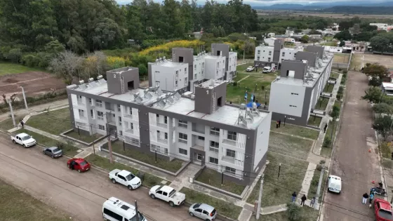 Sáenz entregó 48 departamentos financiados por la Provincia y ya superó las 4.500 viviendas adjudicadas