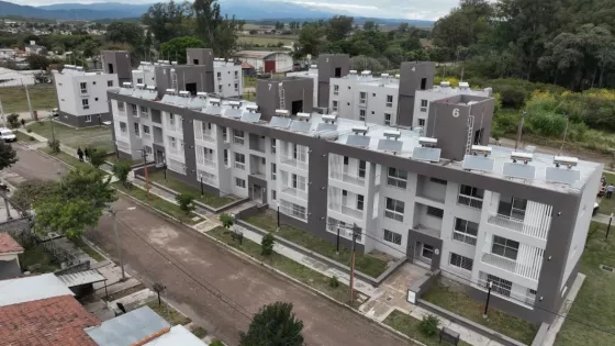 Sáenz entregó 48 departamentos financiados por la Provincia y ya superó las 4.500 viviendas adjudicadas