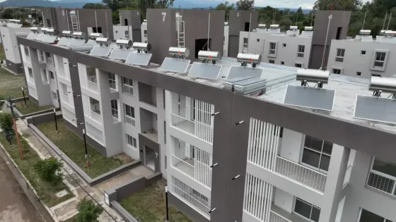Sáenz entregó 48 departamentos financiados por la Provincia y ya superó las 4.500 viviendas adjudicadas