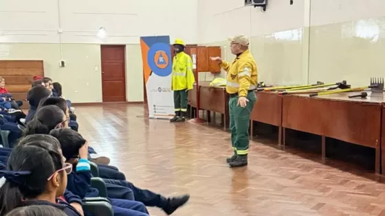 Brigadistas de Defensa Civil capacitaron a alumnos primarios para prevenir incendios forestales