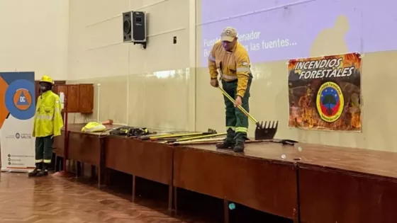 Brigadistas de Defensa Civil capacitaron a alumnos primarios para prevenir incendios forestales